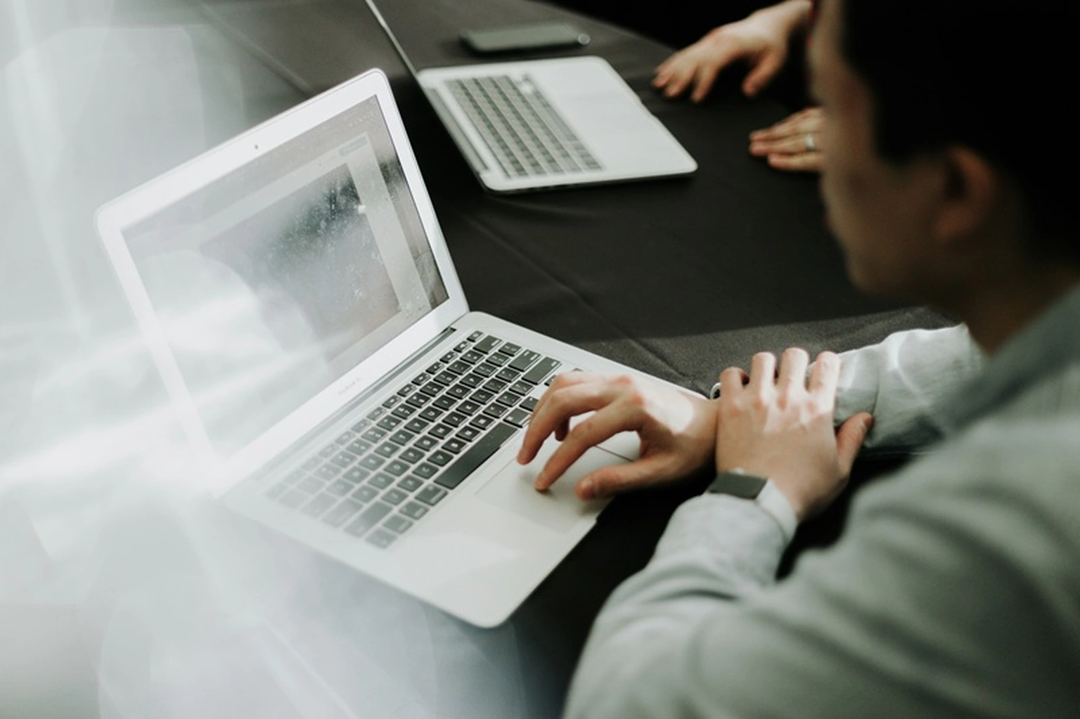 Imagen del artículo Internet con IP pública: cuándo la necesitas Equipo de trabajo con laptops conectadas
