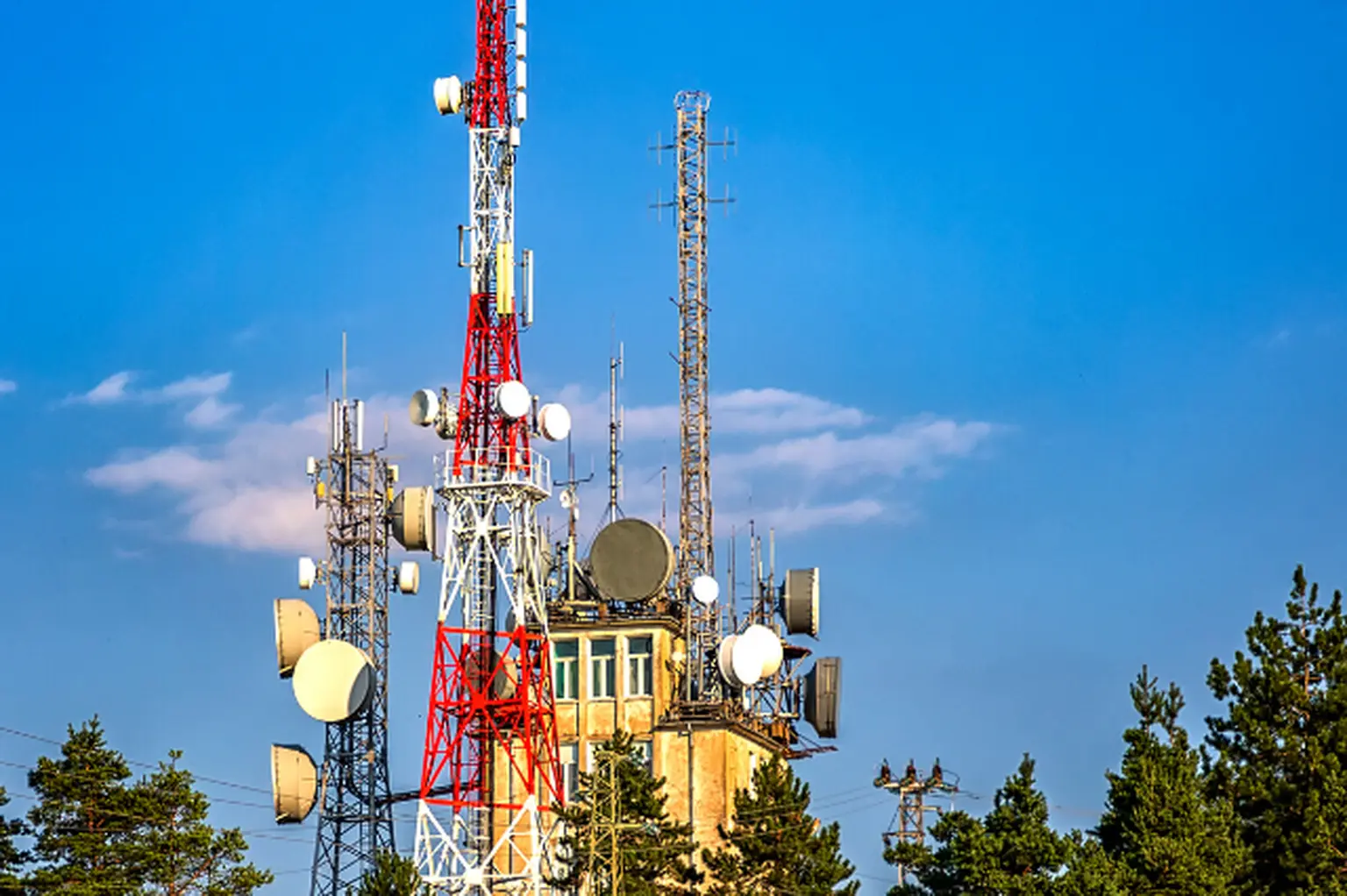 Imagen del artículo Internet dedicado fuera de la zona metropolitana Torre de telecomunicaciones en zona rural